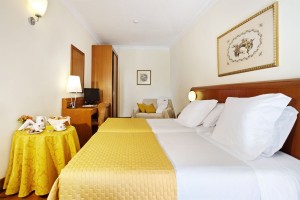 hotel-ponte-sisto-rome-rooms-classic-triple-01-1