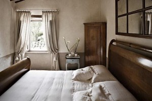 i-casali-di-monticchio-Wooden-Bedroom-Design-of-Casali-di-Monticchio-House-in-Italy