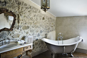 i-casali-di-monticchioLuxury-and-Classic-Bathroom-Style-with-Elegant-Rock-Wall